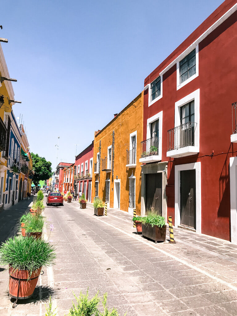 Callejón de los Sapos is the perfect place to shop for Talavera souvenirs on a day trip to Puebla