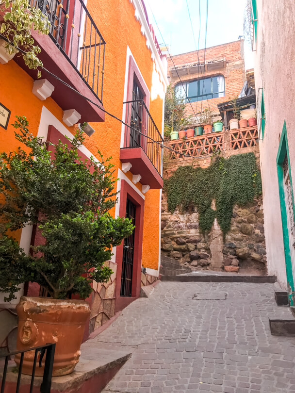 Guanajuto's callejones are lined with colorful houses.