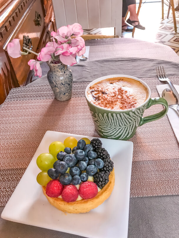 Latte and a fruit tart in La Vie En Rose restaurant, Guanajuato