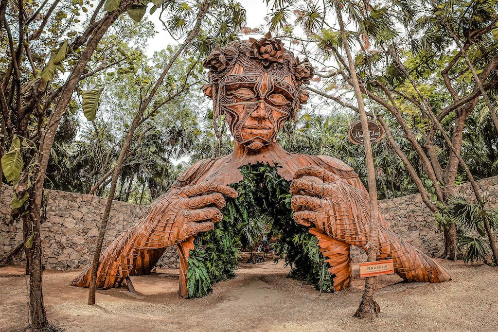 ven a la luz sculpture in Tulum, Mexico